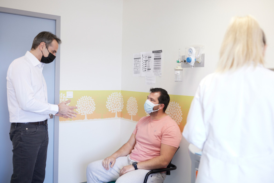 Μητσοτάκης: Το αρνί την Κυριακή με λίγους και καλούς