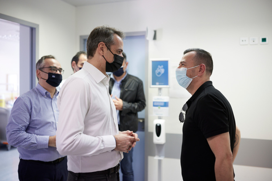 Μητσοτάκης: Το αρνί την Κυριακή με λίγους και καλούς