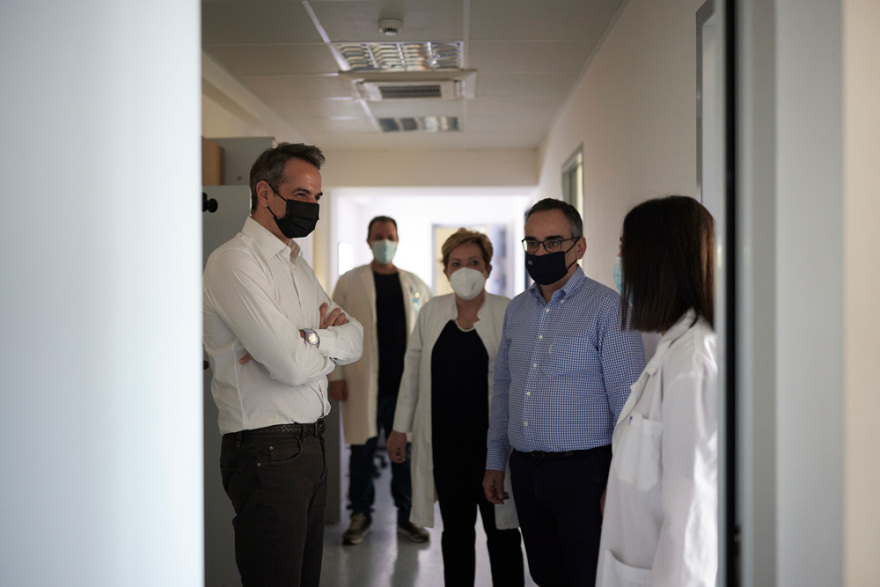 Μητσοτάκης: Το αρνί την Κυριακή με λίγους και καλούς