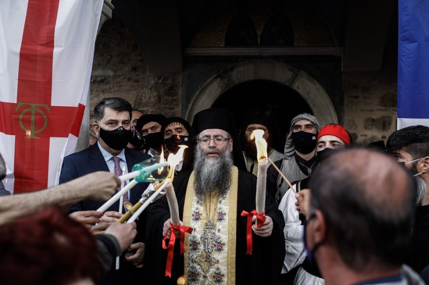 Βίντεο: Έφτασε στην Αθήνα το Άγιο Φως: Δεκάδες πιστοί στο Μετόχι της Πλάκας