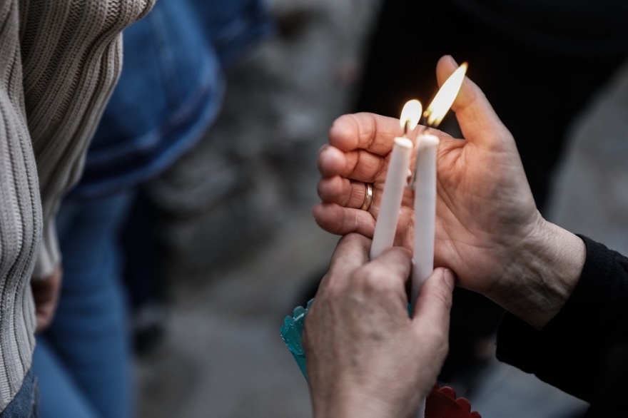 Βίντεο: Έφτασε στην Αθήνα το Άγιο Φως: Δεκάδες πιστοί στο Μετόχι της Πλάκας