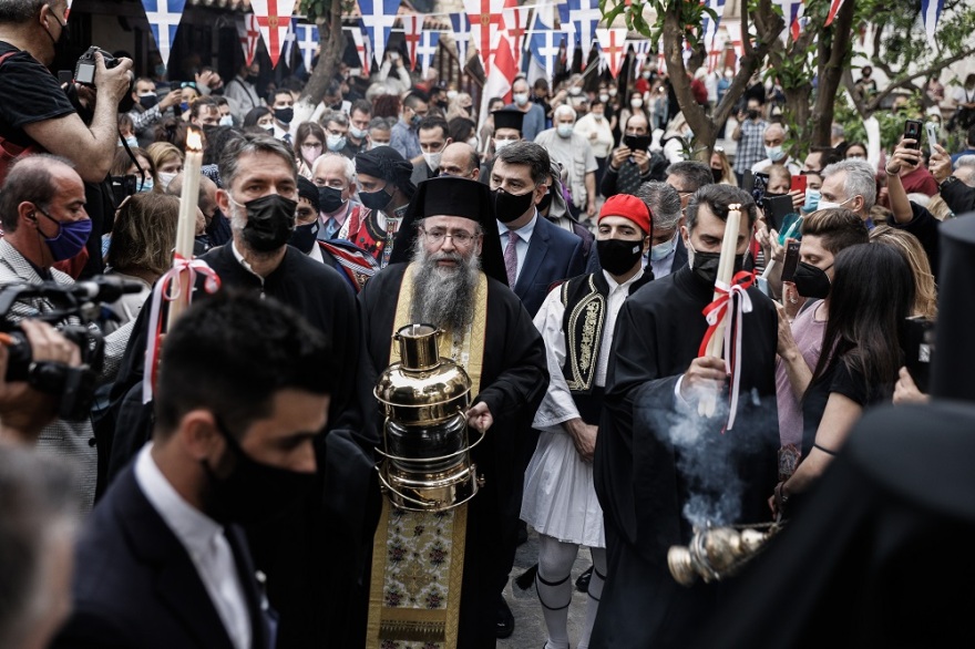 Βίντεο: Έφτασε στην Αθήνα το Άγιο Φως: Δεκάδες πιστοί στο Μετόχι της Πλάκας