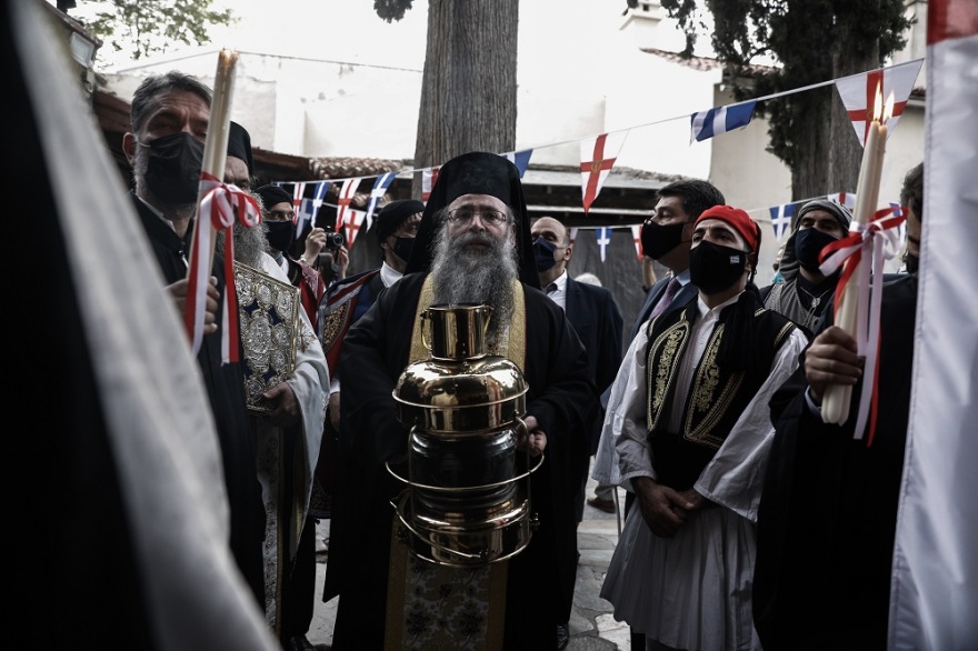 Βίντεο: Έφτασε στην Αθήνα το Άγιο Φως: Δεκάδες πιστοί στο Μετόχι της Πλάκας