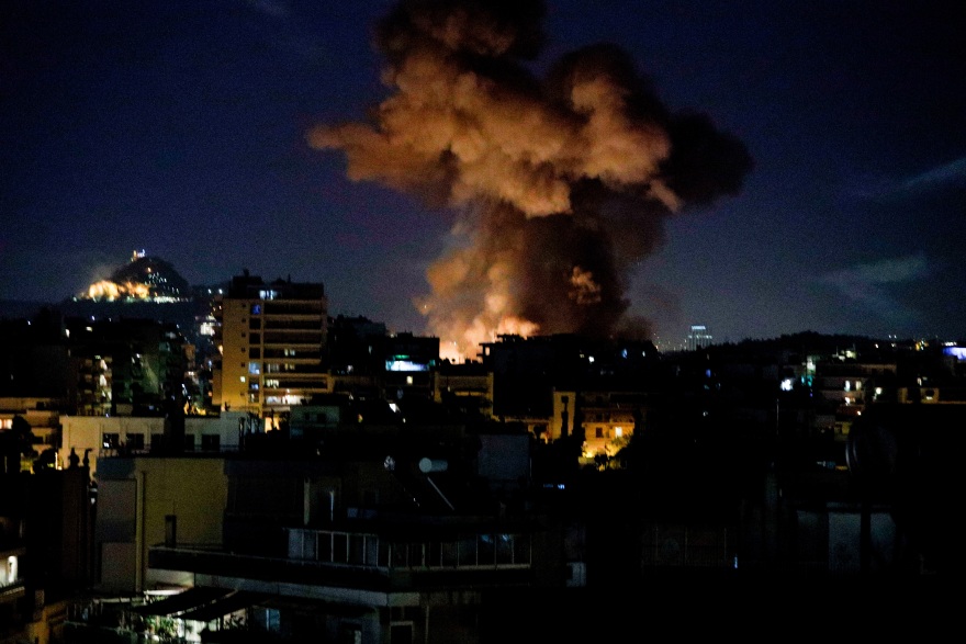 Χριστός Ανέστη με... μολότοφ: Το επικίνδυνο «έθιμο» που βάζει πυρκαγιά στο Νέο Κόσμο 