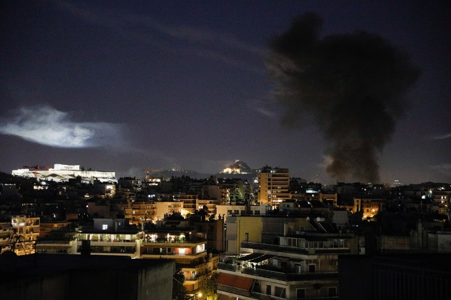 Χριστός Ανέστη με... μολότοφ: Το επικίνδυνο «έθιμο» που βάζει πυρκαγιά στο Νέο Κόσμο 