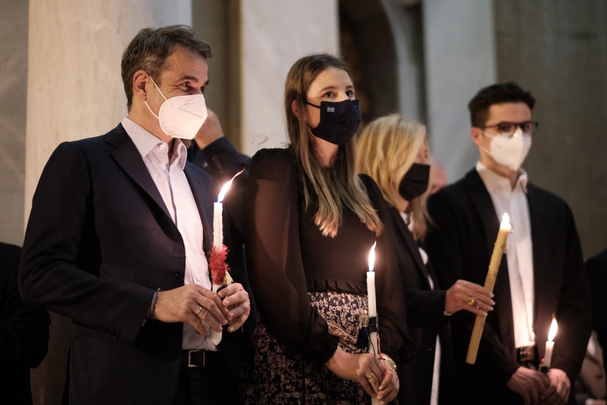 Φωτογραφίες: Στον Άγιο Διονύσιο έκανε Ανάσταση η οικογένεια Μητσοτάκη