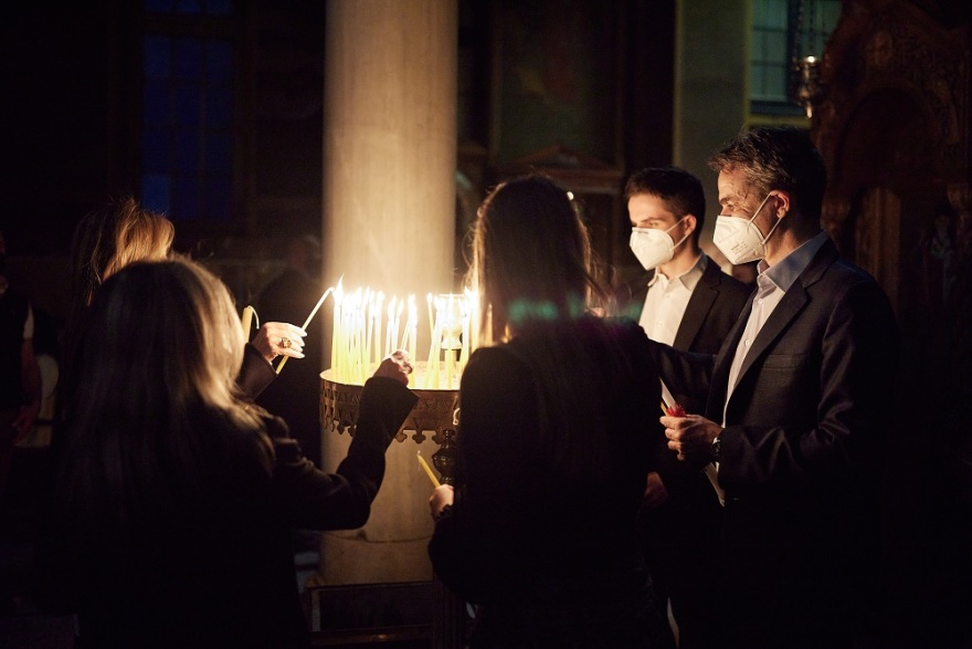 Φωτογραφίες: Στον Άγιο Διονύσιο έκανε Ανάσταση η οικογένεια Μητσοτάκη