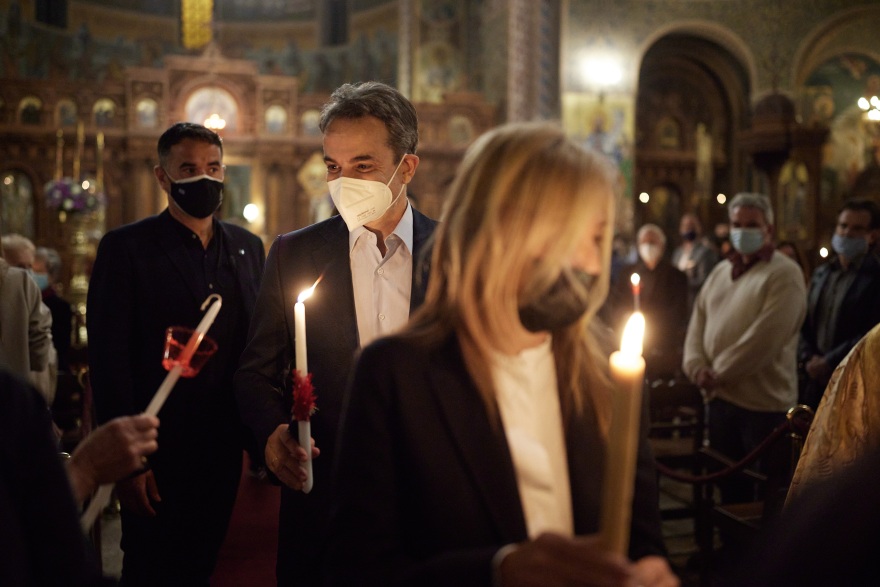 Φωτογραφίες: Στον Άγιο Διονύσιο έκανε Ανάσταση η οικογένεια Μητσοτάκη