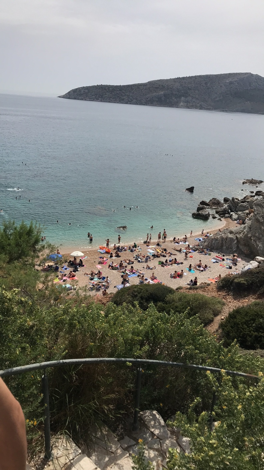 Γέμισαν οι παραλίες στην Αττική λίγο πριν την Ανάσταση