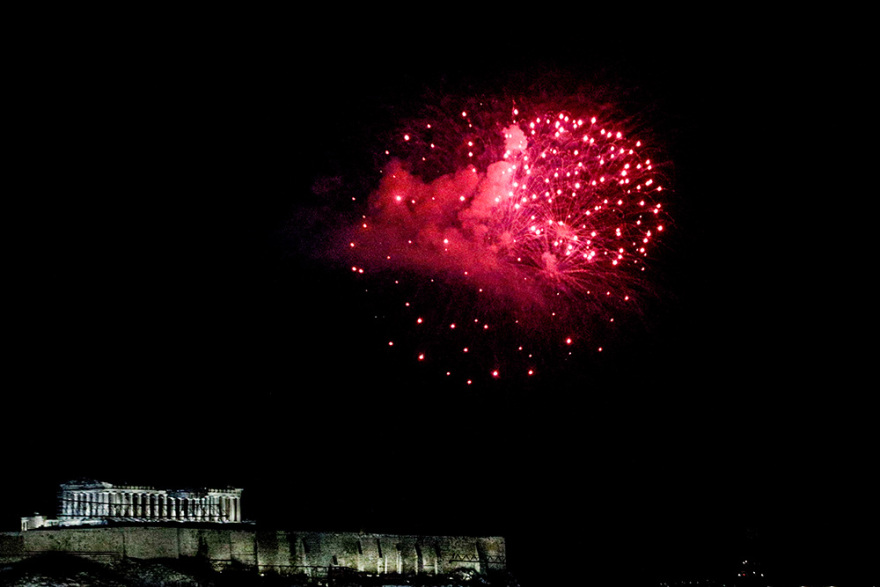 Δείτε βίντεο και φωτογραφίες: Η διαφορετική Ανάσταση λόγω πανδημίας - Στις 10 ξεκίνησε η απαγόρευση κυκλοφορίας