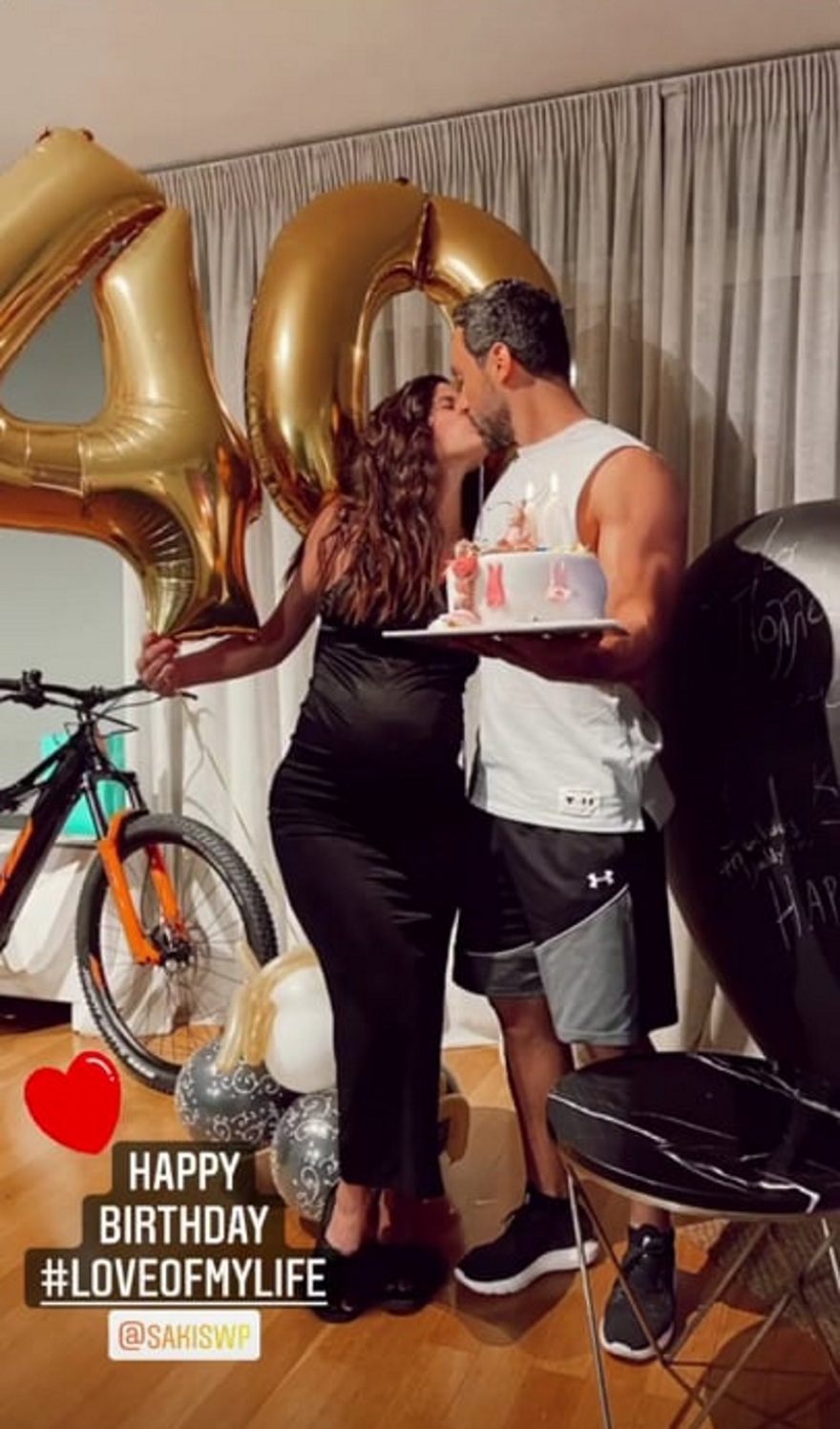 Χριστίνα Μπόμπα: Το πάρτι για τα γενέθλια του Σάκη Τανιμανίδη και η τούρτα με τα δίδυμα