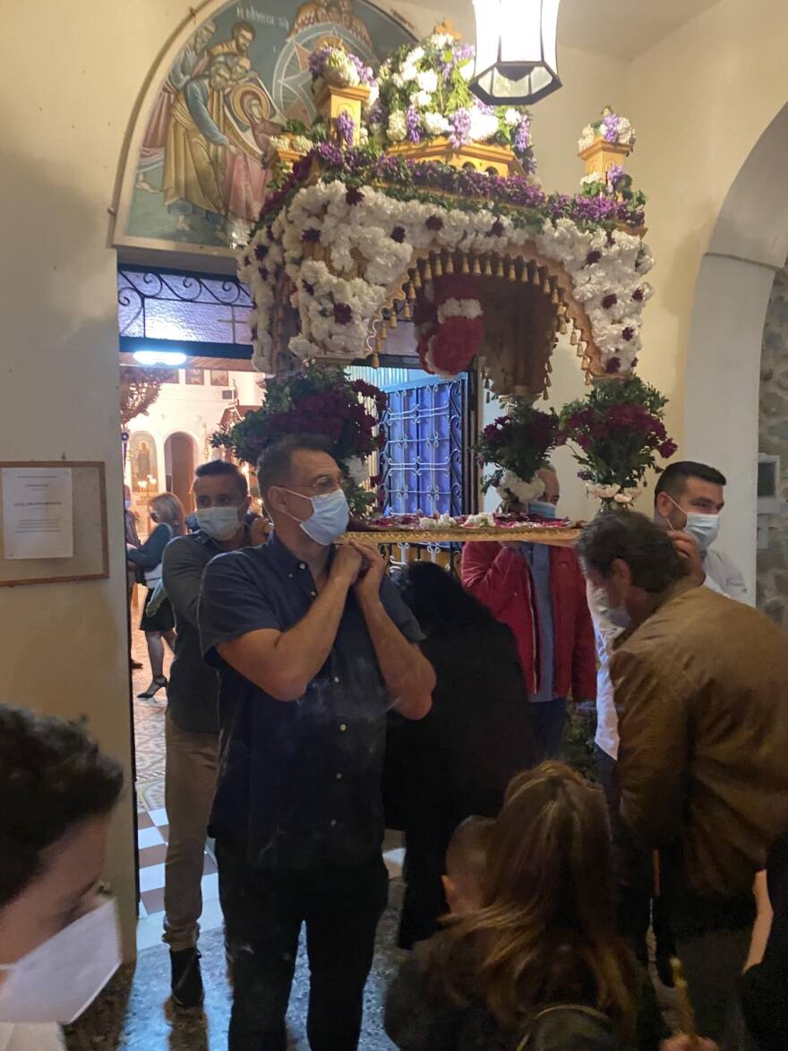 Ο Γιώργος Ντάβλας σήκωσε τον Επιτάφιο στην εκκλησία της Ερυμάνθειας Αχαΐας