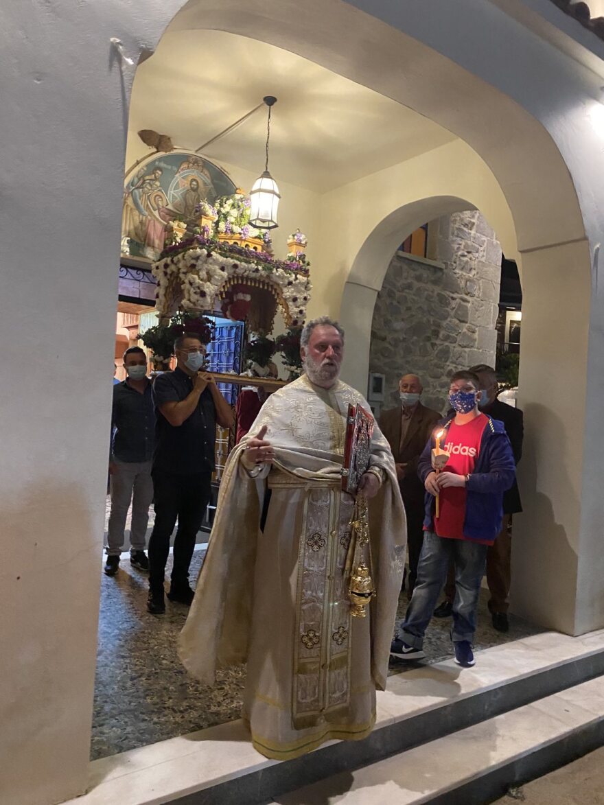 Ο Γιώργος Ντάβλας σήκωσε τον Επιτάφιο στην εκκλησία της Ερυμάνθειας Αχαΐας