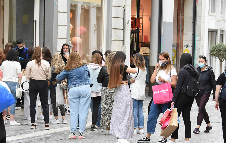 Κίνηση στην Ερμού λίγο πριν την Ανάσταση: Ουρές έξω από τα καταστήματα, ψώνια με μάσκες και μέτρα