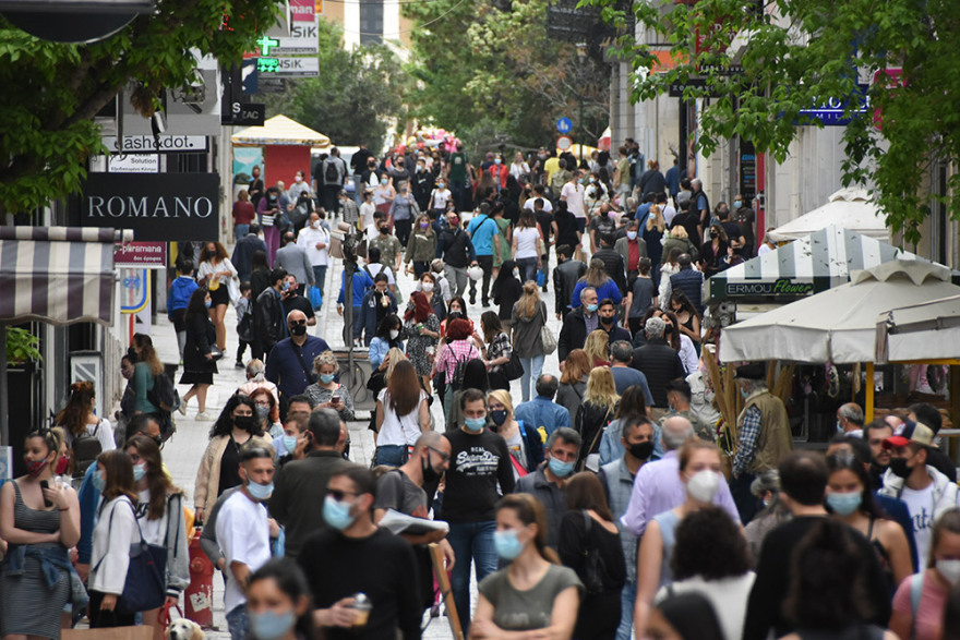 Κίνηση στην Ερμού λίγο πριν την Ανάσταση: Ουρές έξω από τα καταστήματα, ψώνια με μάσκες και μέτρα