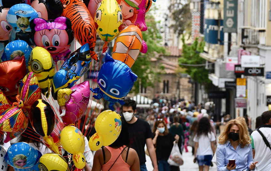Κίνηση στην Ερμού λίγο πριν την Ανάσταση: Ουρές έξω από τα καταστήματα, ψώνια με μάσκες και μέτρα