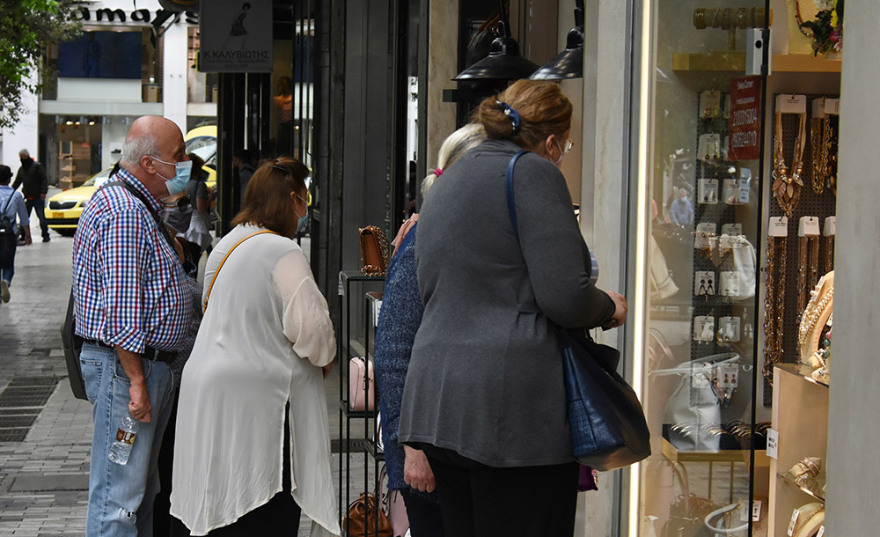 Κίνηση στην Ερμού λίγο πριν την Ανάσταση: Ουρές έξω από τα καταστήματα, ψώνια με μάσκες και μέτρα