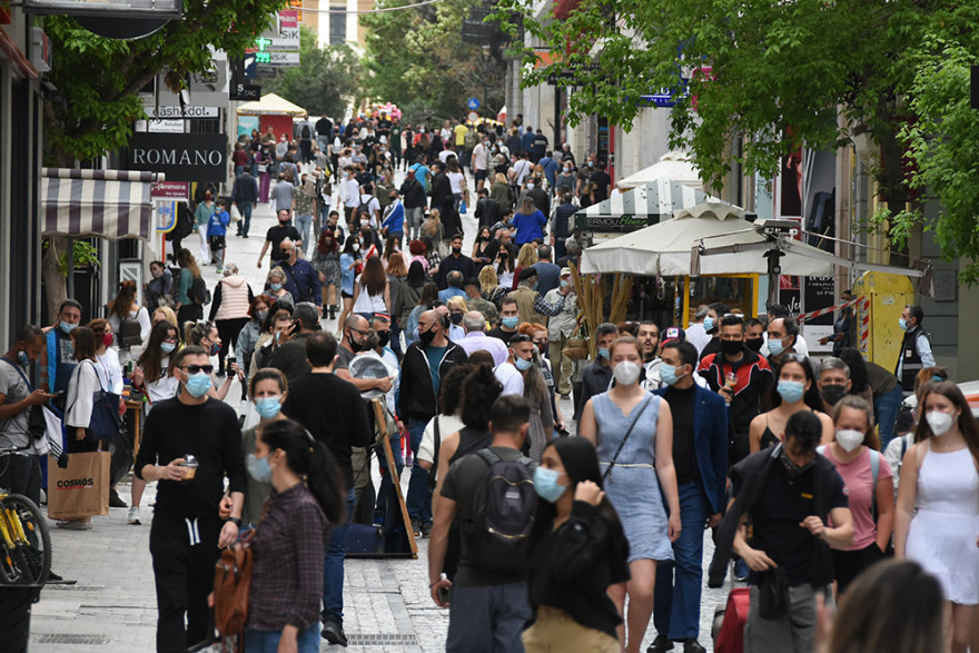 Κίνηση στην Ερμού λίγο πριν την Ανάσταση: Ουρές έξω από τα καταστήματα, ψώνια με μάσκες και μέτρα