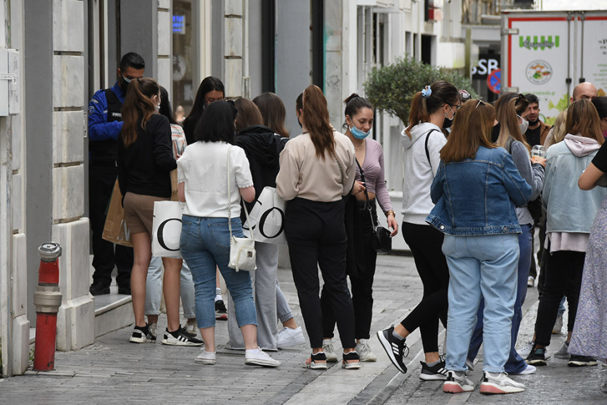 Κίνηση στην Ερμού λίγο πριν την Ανάσταση: Ουρές έξω από τα καταστήματα, ψώνια με μάσκες και μέτρα