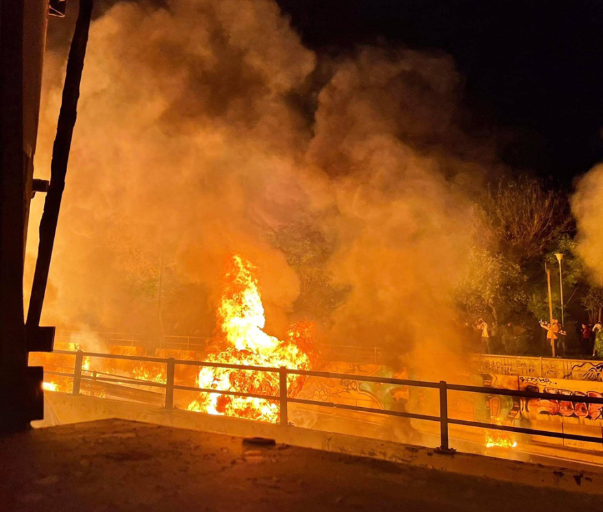 Χριστός Ανέστη με... μολότοφ: Το επικίνδυνο «έθιμο» που βάζει πυρκαγιά στο Νέο Κόσμο 