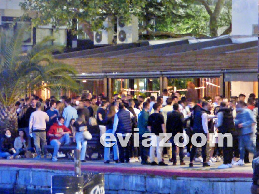 Κορωνοπάρτι στη Χαλκίδα: Πάνω από 500 άτομα έξω από μπαρ για take away ποτά