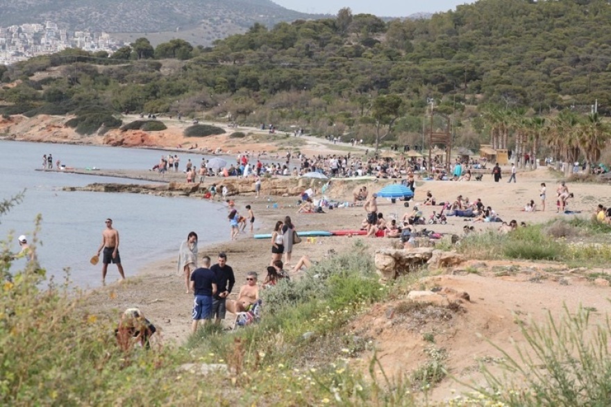 Γέμισαν οι παραλίες στην Αττική λίγο πριν την Ανάσταση