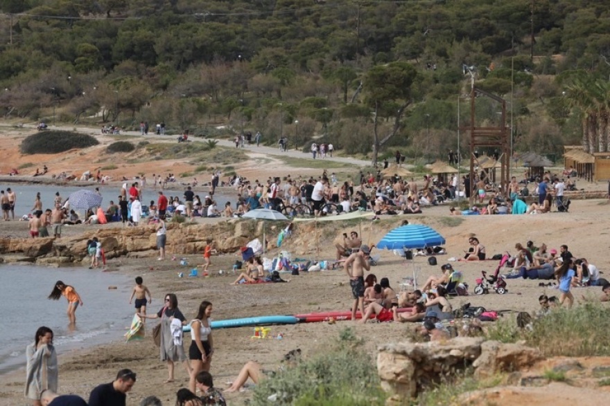 Γέμισαν οι παραλίες στην Αττική λίγο πριν την Ανάσταση