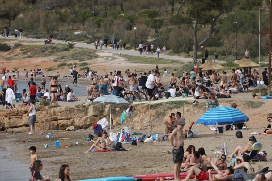 Γέμισαν οι παραλίες στην Αττική λίγο πριν την Ανάσταση