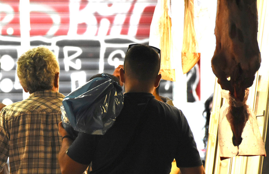 Κίνηση στην Ερμού λίγο πριν την Ανάσταση: Ουρές έξω από τα καταστήματα, ψώνια με μάσκες και μέτρα