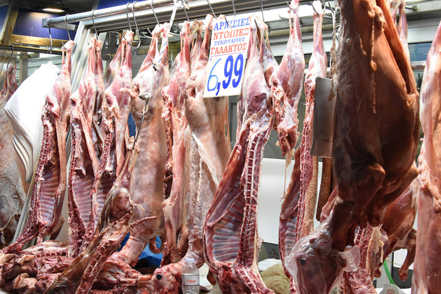 Κίνηση στην Ερμού λίγο πριν την Ανάσταση: Ουρές έξω από τα καταστήματα, ψώνια με μάσκες και μέτρα