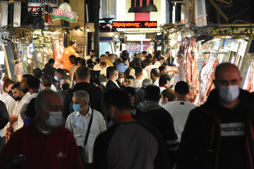 Κίνηση στην Ερμού λίγο πριν την Ανάσταση: Ουρές έξω από τα καταστήματα, ψώνια με μάσκες και μέτρα