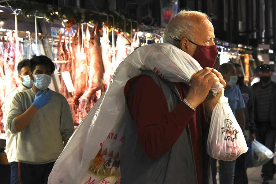 Κίνηση στην Ερμού λίγο πριν την Ανάσταση: Ουρές έξω από τα καταστήματα, ψώνια με μάσκες και μέτρα