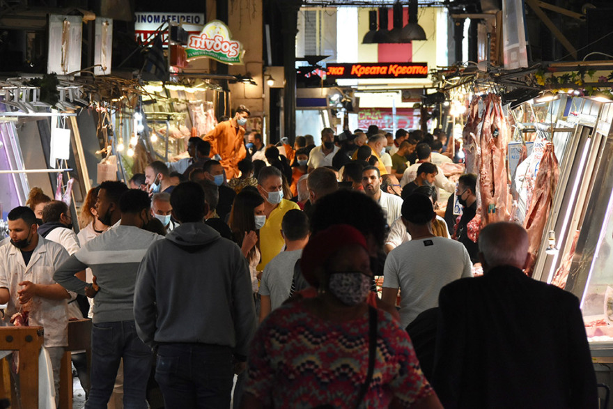 Κίνηση στην Ερμού λίγο πριν την Ανάσταση: Ουρές έξω από τα καταστήματα, ψώνια με μάσκες και μέτρα