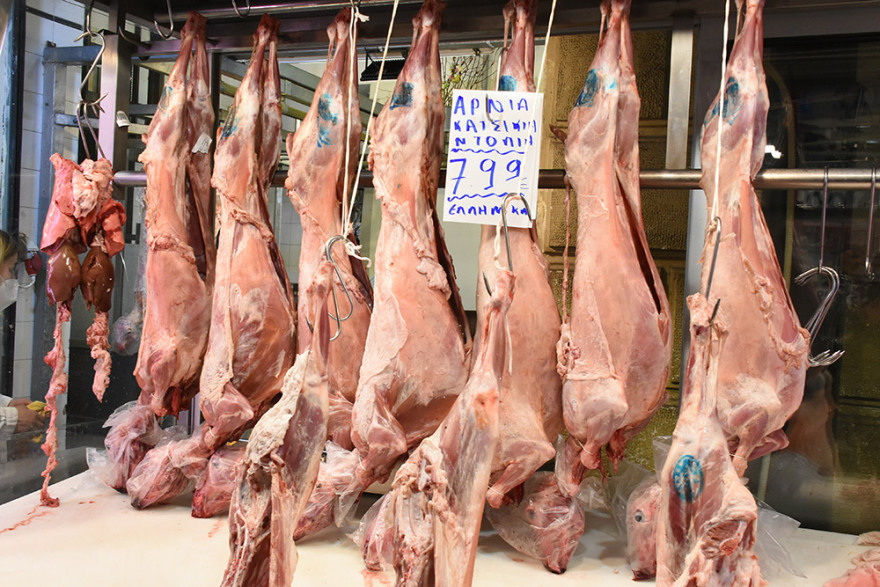 Κίνηση στην Ερμού λίγο πριν την Ανάσταση: Ουρές έξω από τα καταστήματα, ψώνια με μάσκες και μέτρα