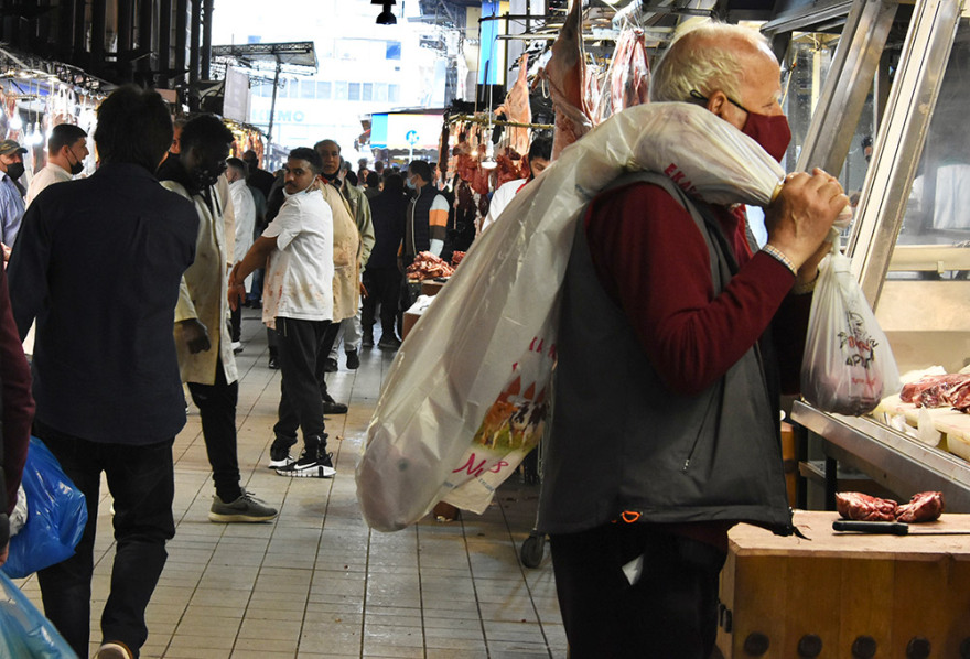 Κίνηση στην Ερμού λίγο πριν την Ανάσταση: Ουρές έξω από τα καταστήματα, ψώνια με μάσκες και μέτρα