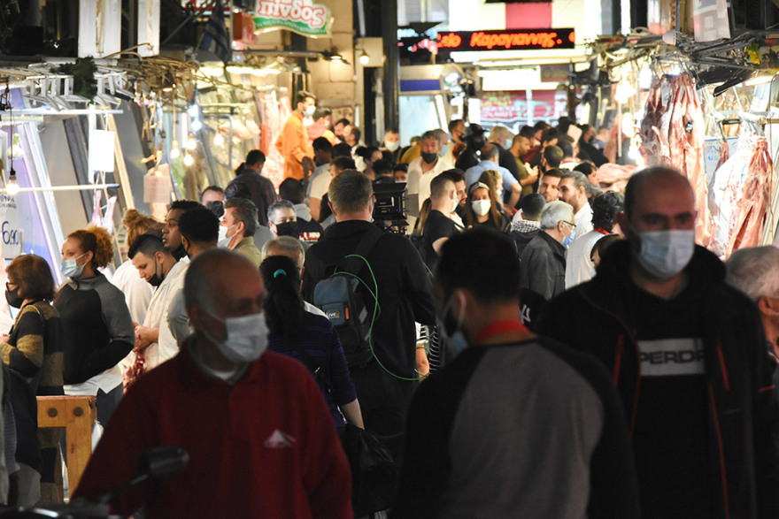 Κίνηση στην Ερμού λίγο πριν την Ανάσταση: Ουρές έξω από τα καταστήματα, ψώνια με μάσκες και μέτρα