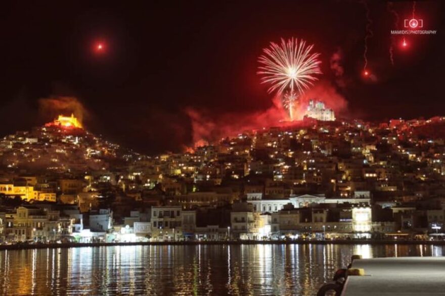 Σύρος: Η Ανάσταση τους βρήκε μπαίνοντας στο λιμάνι