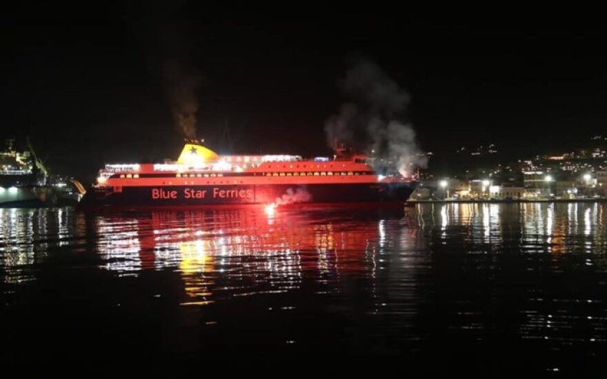 Σύρος: Η Ανάσταση τους βρήκε μπαίνοντας στο λιμάνι