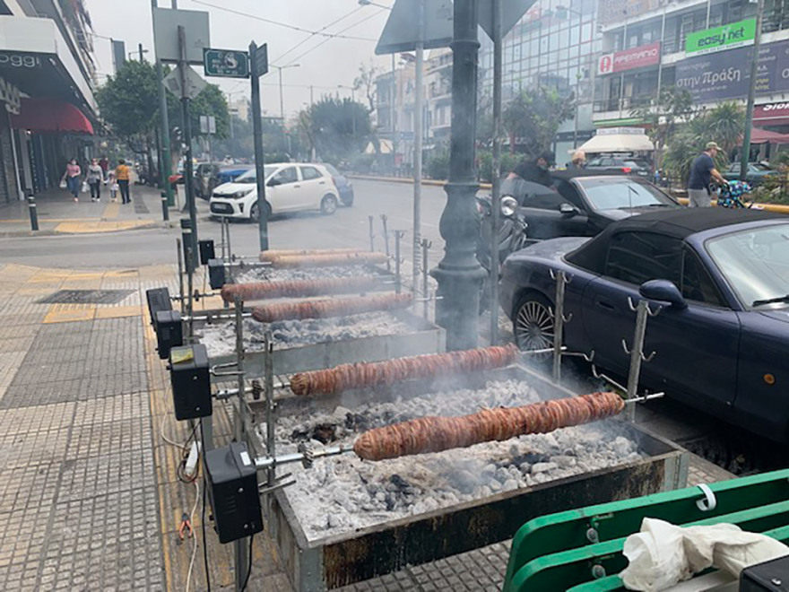 Η Ελλάδα γιορτάζει το Πάσχα με σούβλες, παραδοσιακά τραγούδια και... μέτρα!