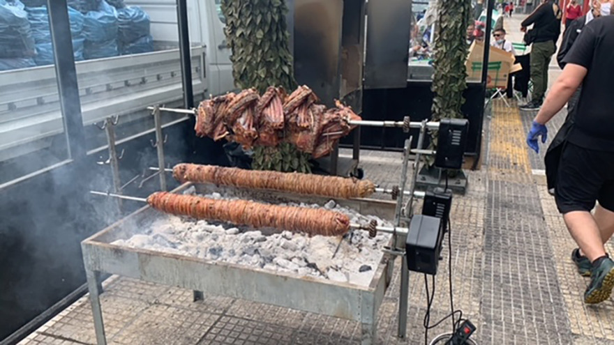 Η Ελλάδα γιορτάζει το Πάσχα με σούβλες, παραδοσιακά τραγούδια και... μέτρα!