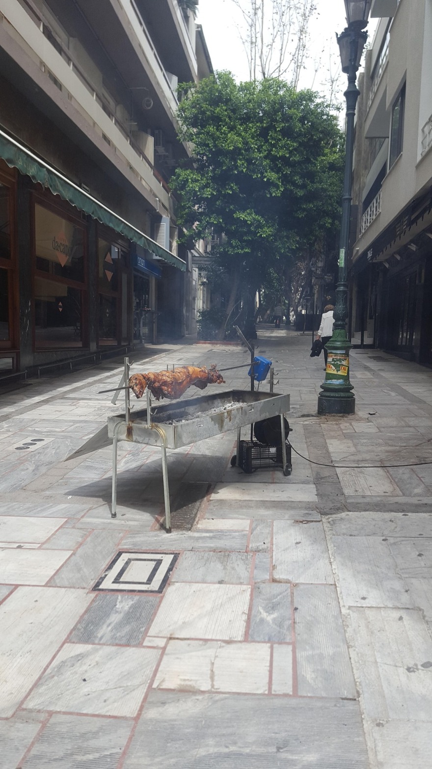 Η Ελλάδα γιορτάζει το Πάσχα με σούβλες, παραδοσιακά τραγούδια και... μέτρα!