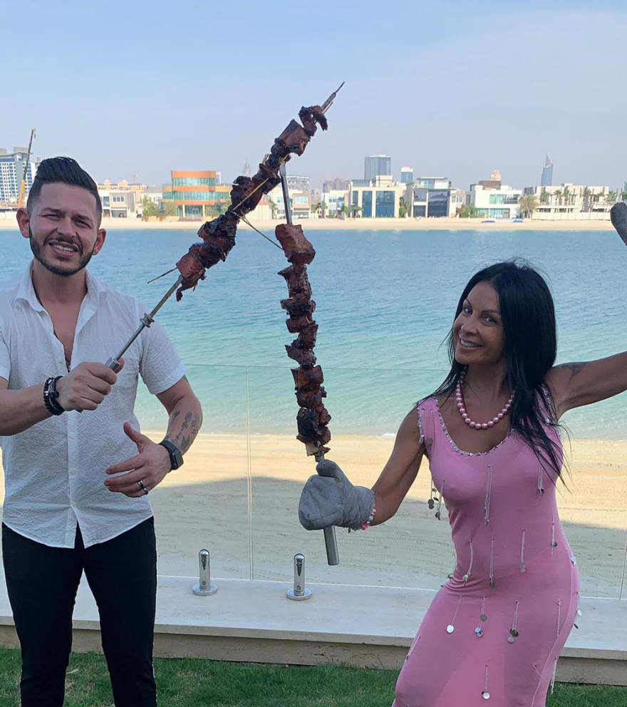 Πάσχα Ελλήνων στο Ντουμπάι: Σούβλες, σαμπάνιες και εντυπωσιακές καλλονές