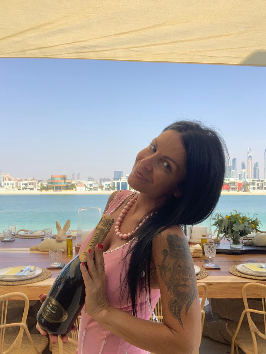 Πάσχα Ελλήνων στο Ντουμπάι: Σούβλες, σαμπάνιες και εντυπωσιακές καλλονές