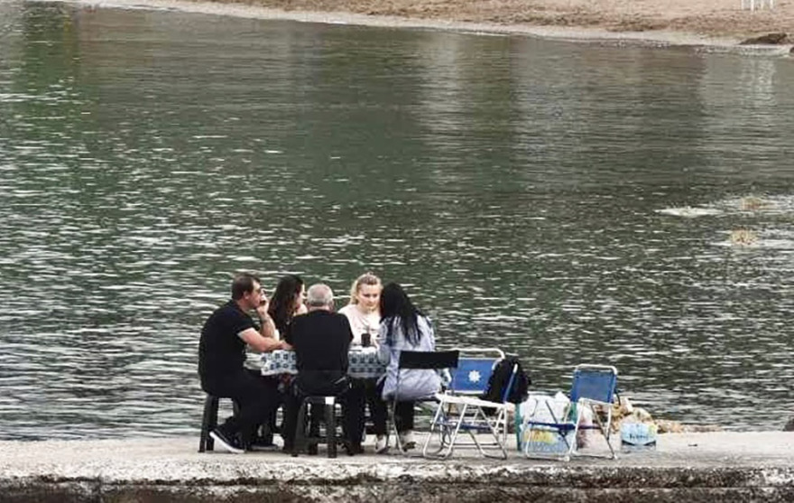 Η Ελλάδα γιορτάζει το Πάσχα με σούβλες, παραδοσιακά τραγούδια και... μέτρα!