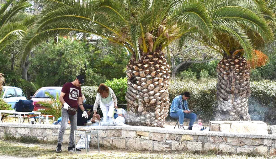 Η Ελλάδα γιορτάζει το Πάσχα με σούβλες, παραδοσιακά τραγούδια και... μέτρα!