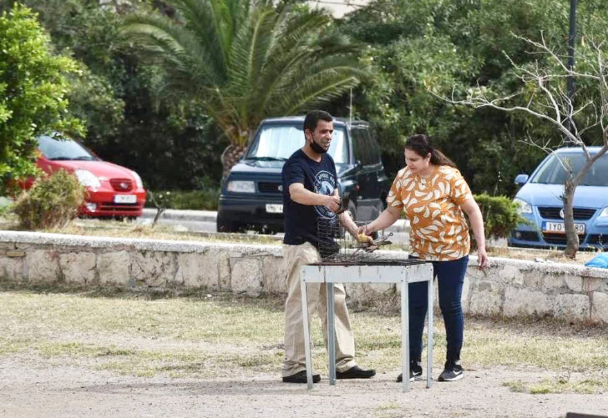 Η Ελλάδα γιορτάζει το Πάσχα με σούβλες, παραδοσιακά τραγούδια και... μέτρα!