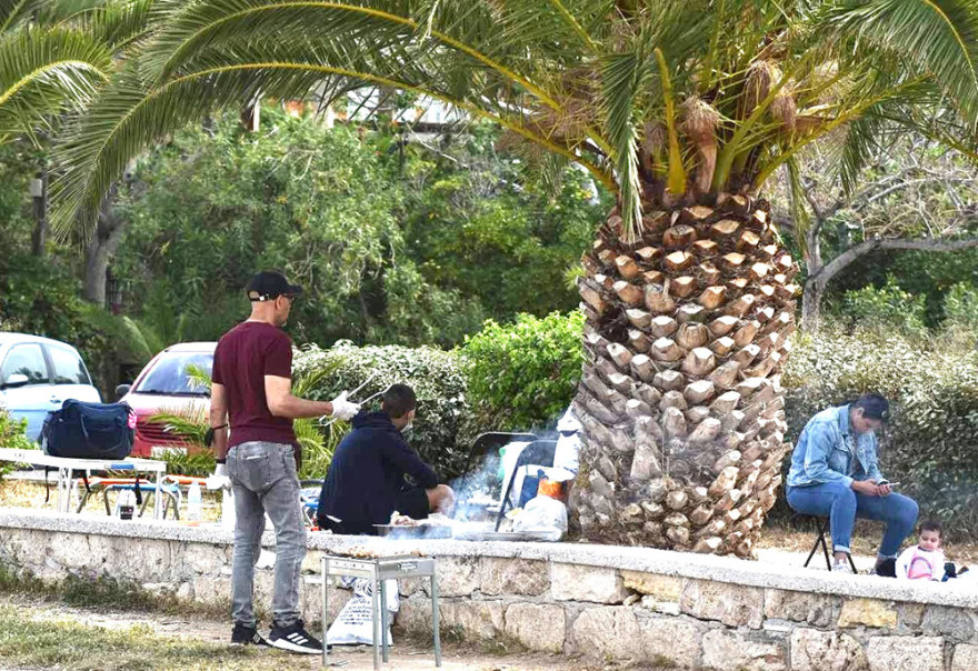 Η Ελλάδα γιορτάζει το Πάσχα με σούβλες, παραδοσιακά τραγούδια και... μέτρα!