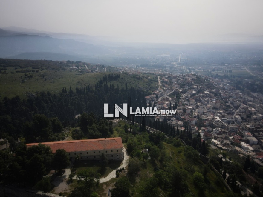 Η Ελλάδα γιορτάζει το Πάσχα με σούβλες, παραδοσιακά τραγούδια και... μέτρα!