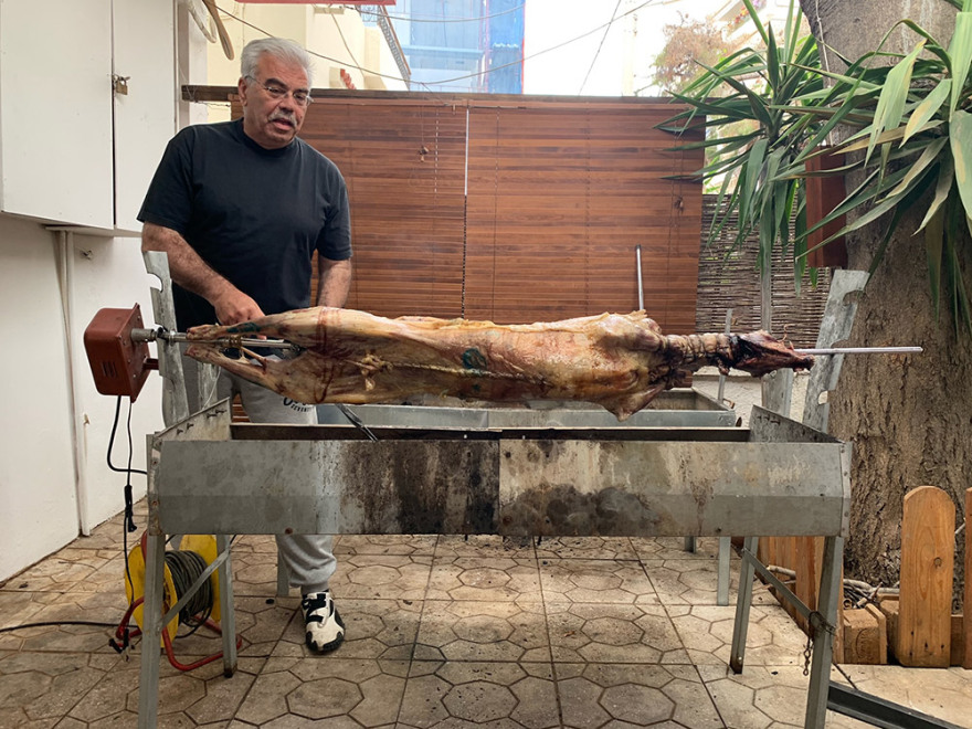 Η Ελλάδα γιορτάζει το Πάσχα με σούβλες, παραδοσιακά τραγούδια και... μέτρα!