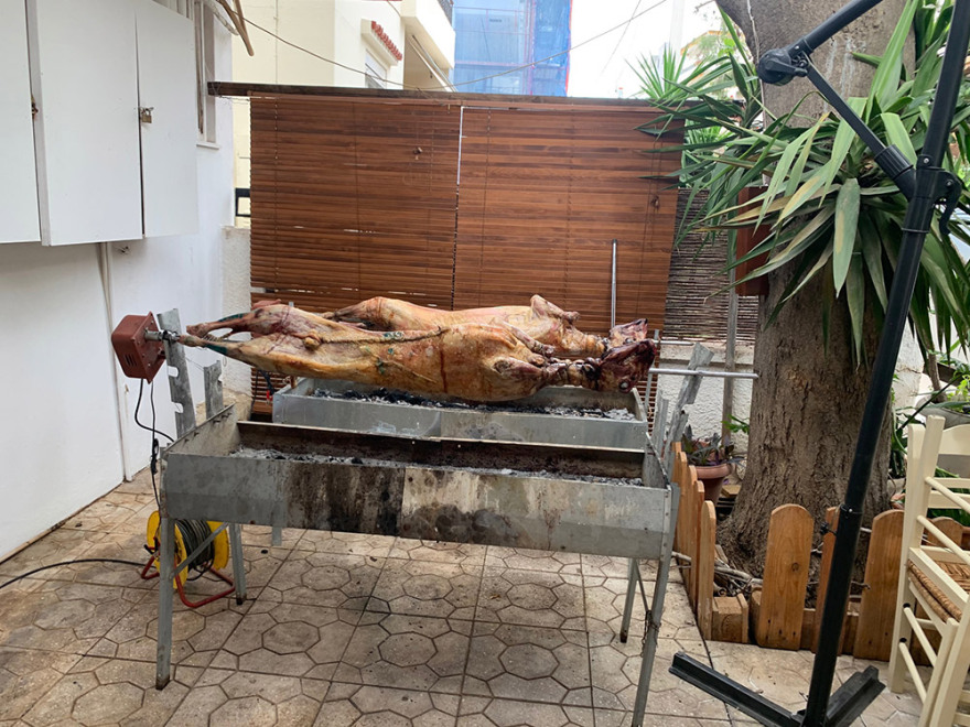 Η Ελλάδα γιορτάζει το Πάσχα με σούβλες, παραδοσιακά τραγούδια και... μέτρα!